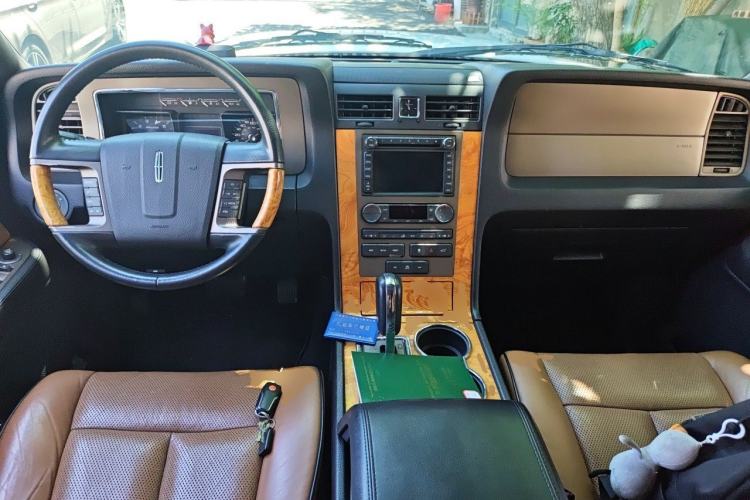 Used Lincoln Navigator 2010 5.4L AWD Center Console