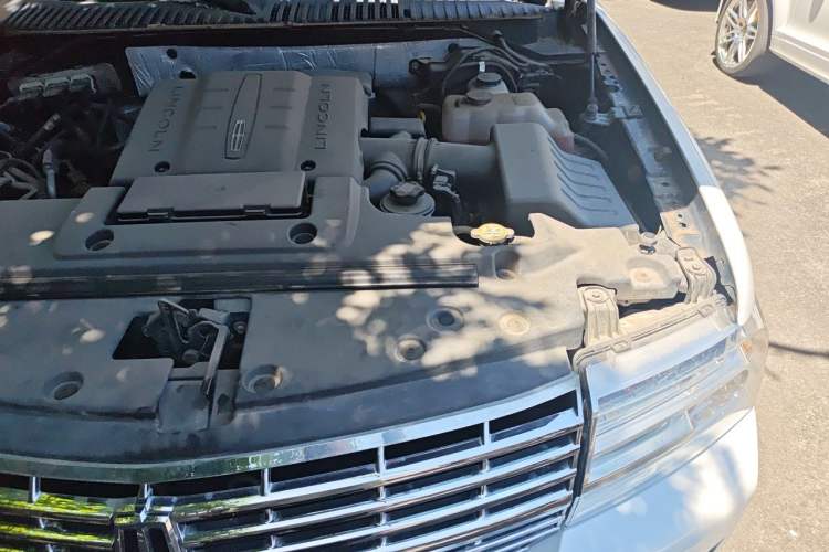 Used Lincoln Navigator 2010 5.4L AWD Engine Bay Left