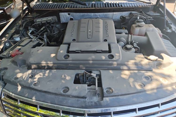 Used Lincoln Navigator 2010 5.4L AWD Engine Bay