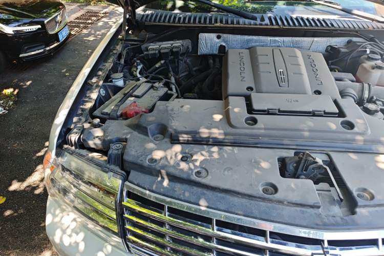 Used Lincoln Navigator 2010 5.4L AWD Engine Bay Right