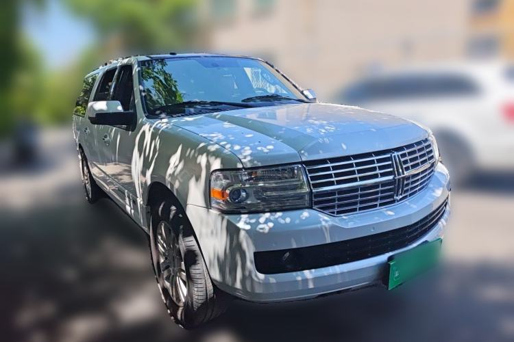 Used Lincoln Navigator 2010 5.4L AWD Front Right 45 Deg