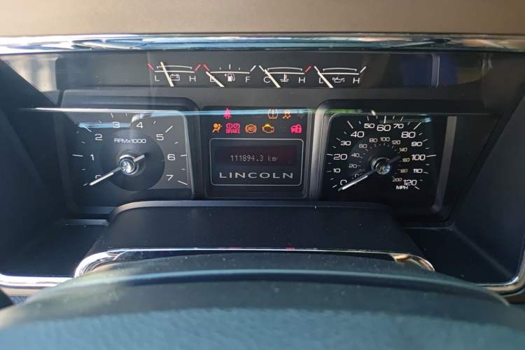 Used Lincoln Navigator 2010 5.4L AWD Odometer Close Up