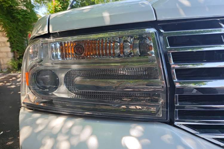 Used Lincoln Navigator 2010 5.4L AWD Right Front Headlight