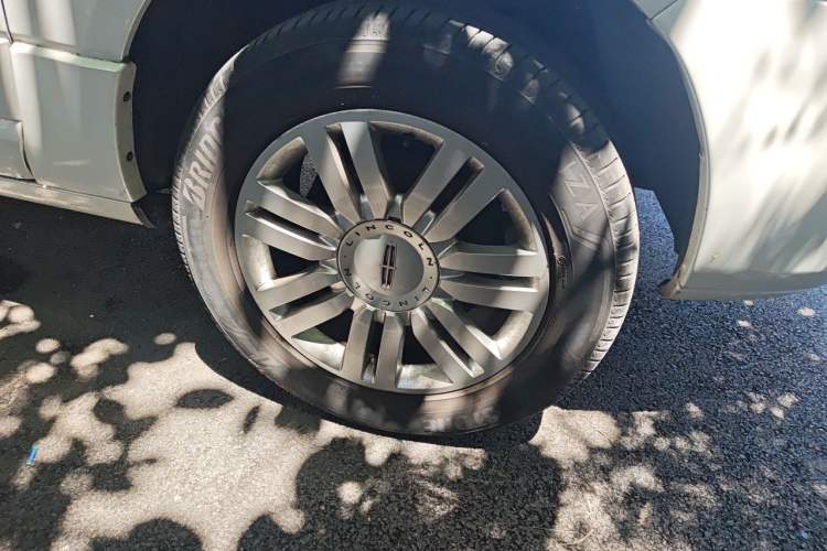Used Lincoln Navigator 2010 5.4L AWD Right Front Wheel Hub