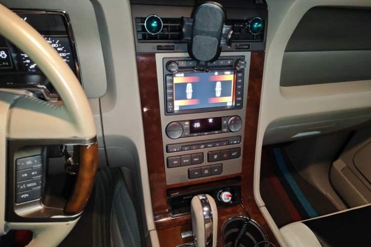 Used Lincoln Navigator  Audio And AC Panel