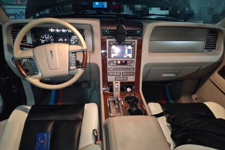 Used Lincoln Navigator  Center Console