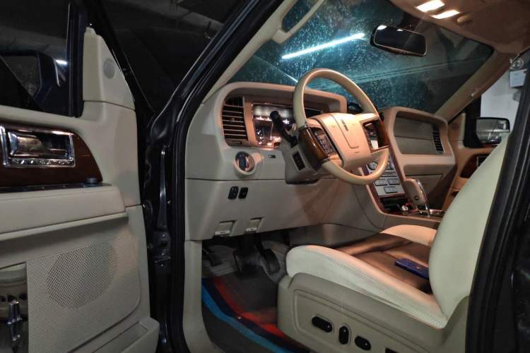 Used Lincoln Navigator  Driver Seat