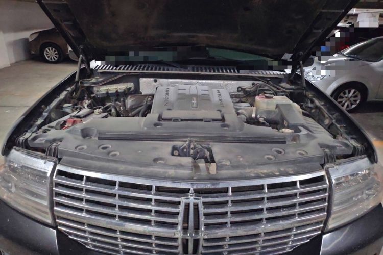 Used Lincoln Navigator  Engine Bay