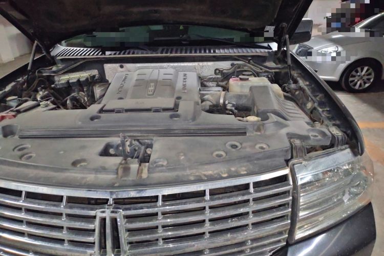 Used Lincoln Navigator  Engine Bay Left