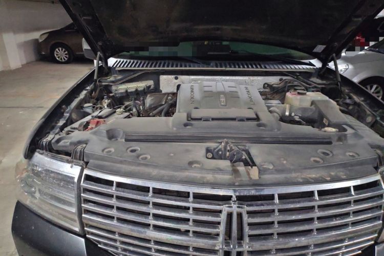 Used Lincoln Navigator  Engine Bay Right