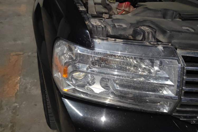Used Lincoln Navigator  Right Front Headlight