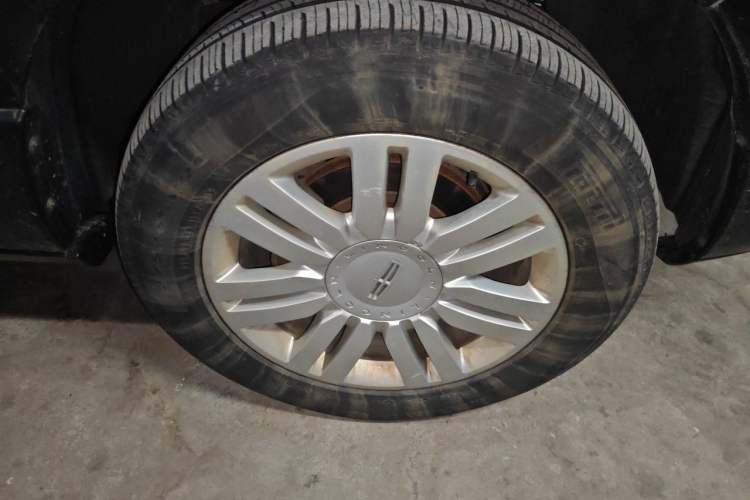 Used Lincoln Navigator  Right Front Wheel Hub