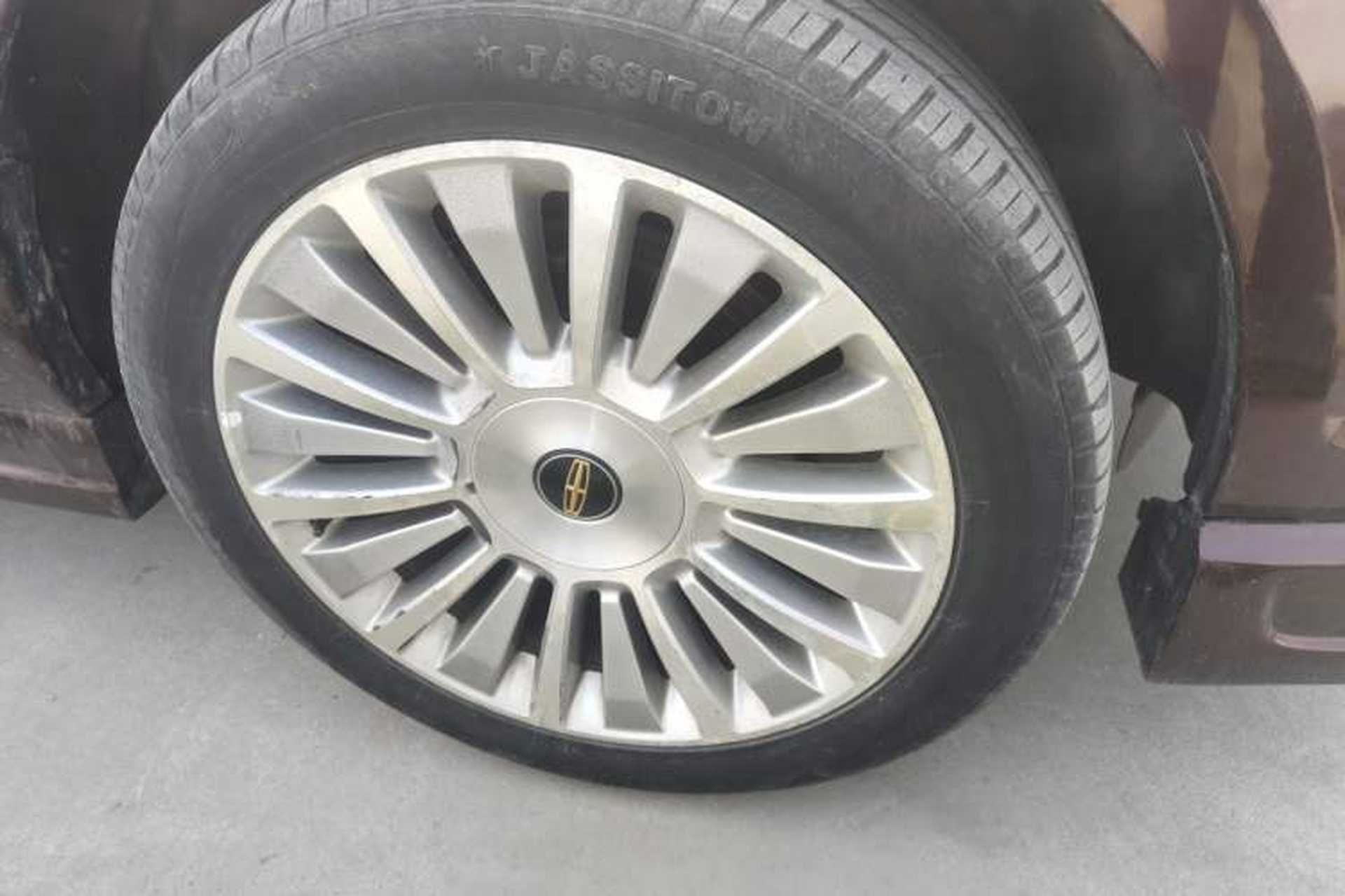Used Lincoln Navigator  Right Front Wheel Hub