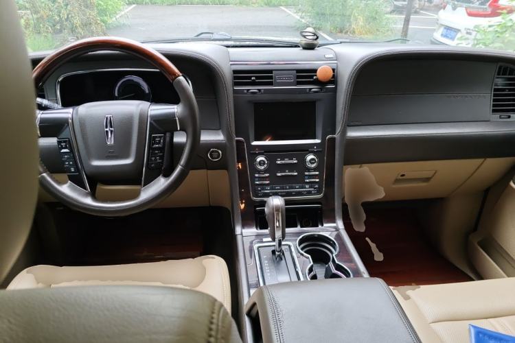Used Lincoln Navigator 2016 3.5T Diplomat U.S. Specification Center Console