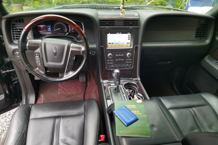 Used Lincoln Navigator 2016 3.5T AWD Center Console