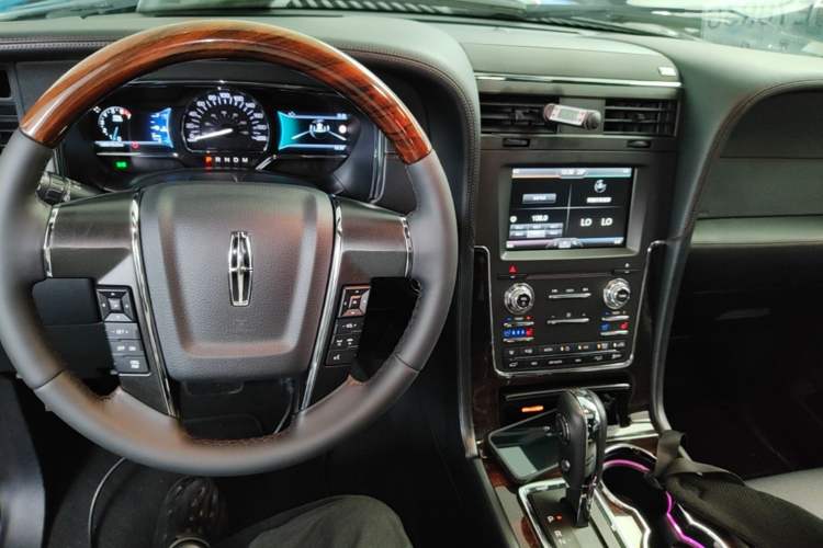 Used Lincoln Navigator 2016 3.5T AWD Center Console