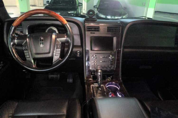 Used Lincoln Navigator 2016 3.5T AWD Center Console