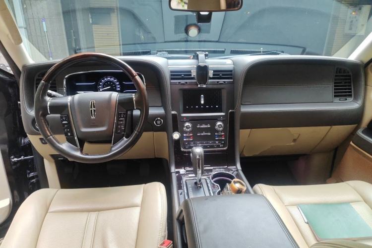 Used Lincoln Navigator 2016 3.5T AWD Center Console