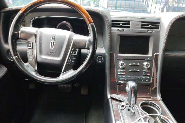 Used Lincoln Navigator 2016 3.5T AWD Center Console