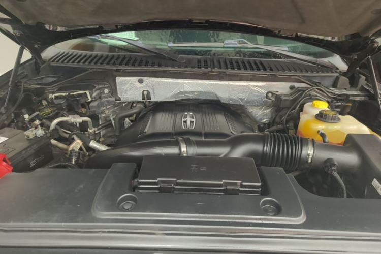 Used Lincoln Navigator 2016 3.5T AWD Engine Bay