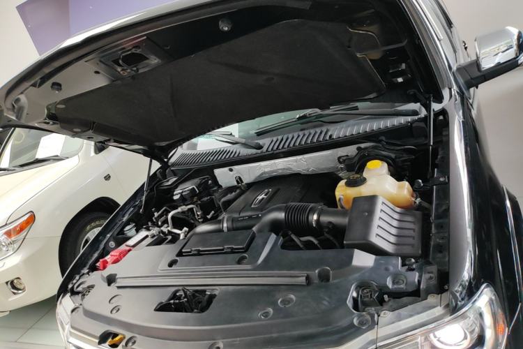Used Lincoln Navigator 2016 3.5T AWD Engine Bay