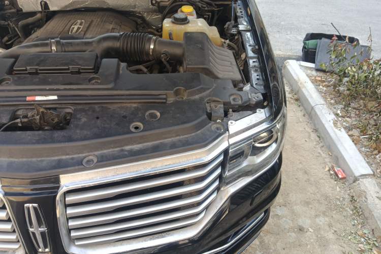 Used Lincoln Navigator 2016 3.5T AWD Engine Bay Left