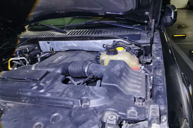 Used Lincoln Navigator 2016 3.5T AWD Engine Bay Left