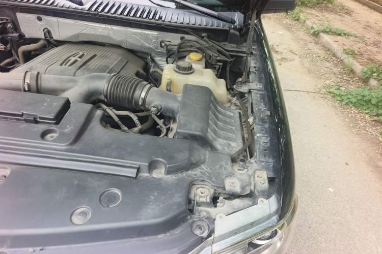 Used Lincoln Navigator  Engine Bay Left