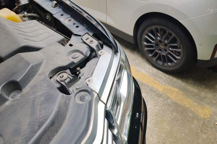 Used Lincoln Navigator 2016 3.5T AWD Engine Bay Left