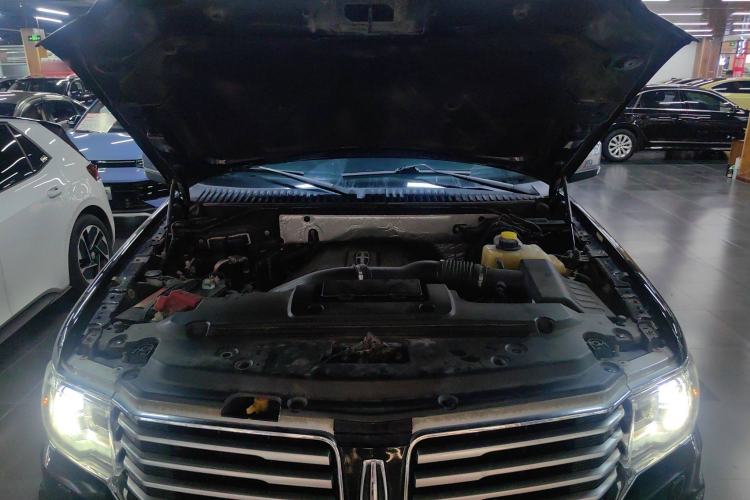 Used Lincoln Navigator 2016 3.5T AWD Engine Bay