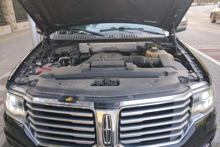 Used Lincoln Navigator 2016 3.5T AWD Engine Bay