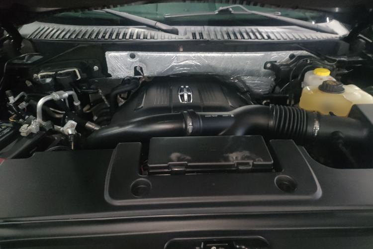 Used Lincoln Navigator 2016 3.5T AWD Engine Bay