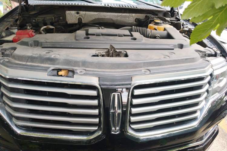 Used Lincoln Navigator 2016 3.5T AWD Engine Bay