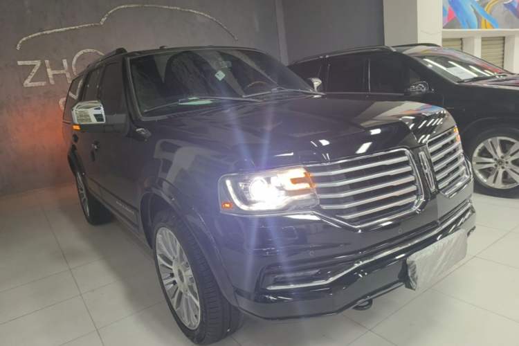 Used Lincoln Navigator 2016 3.5T AWD Front Right 45 Deg