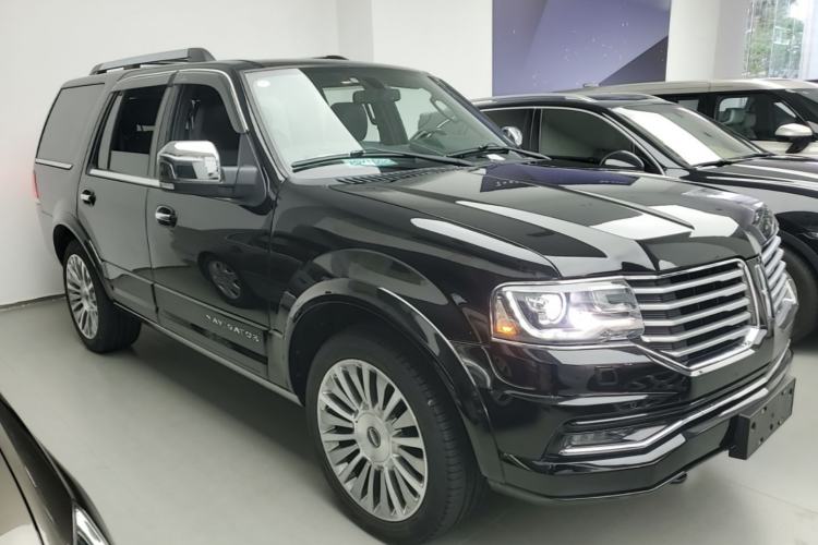 Used Lincoln Navigator 2016 3.5T AWD Front Right 45 Deg