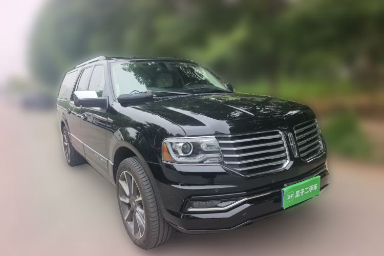 Used Lincoln Navigator  Front Right 45 Deg