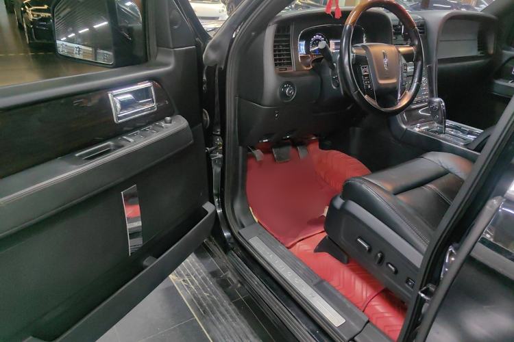 Used Lincoln Navigator 2016 3.5T AWD Interior 3