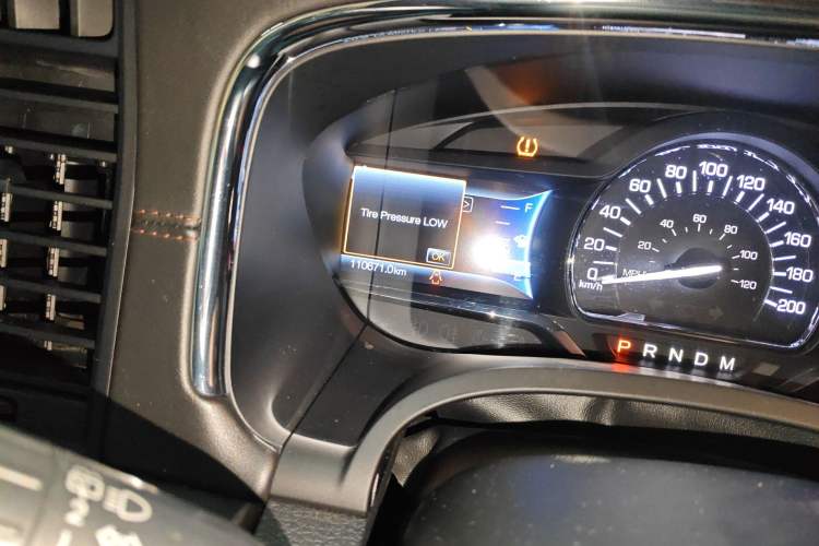 Used Lincoln Navigator 2016 3.5T AWD Odometer Close Up
