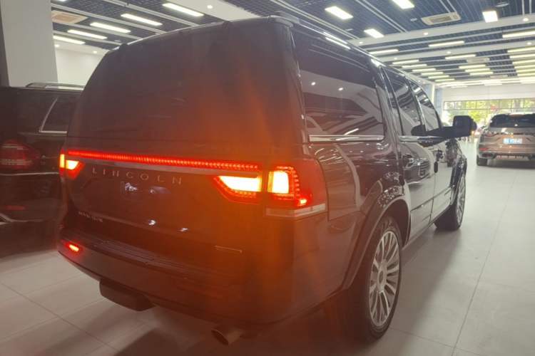 Used Lincoln Navigator 2016 3.5T AWD Rear Right 45 Deg