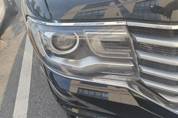 Used Lincoln Navigator 2016 3.5T AWD Right Front Headlight