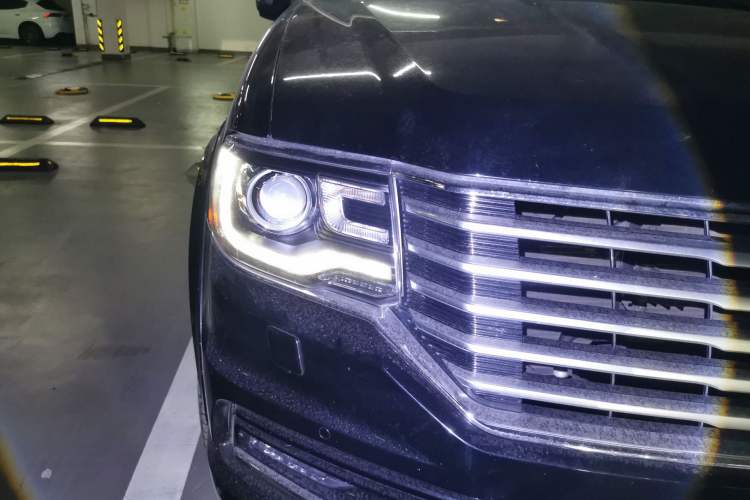Used Lincoln Navigator 2016 3.5T AWD Right Front Headlight