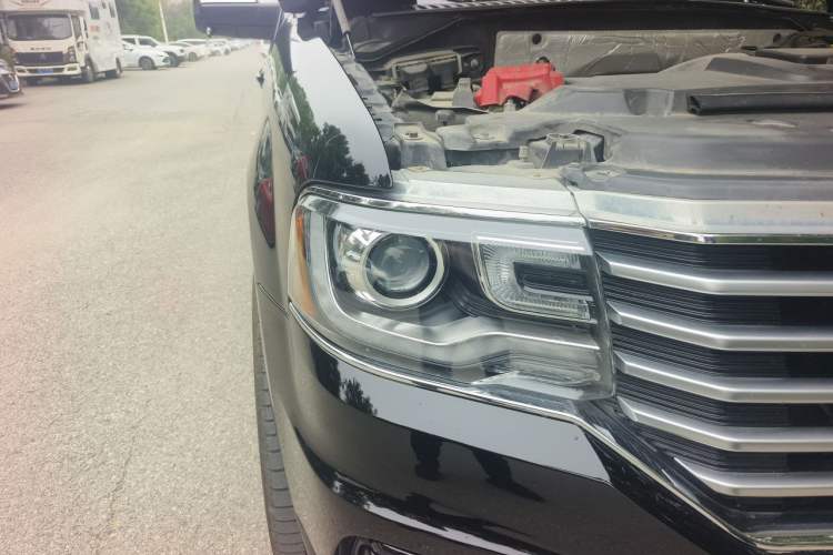 Used Lincoln Navigator  Right Front Headlight