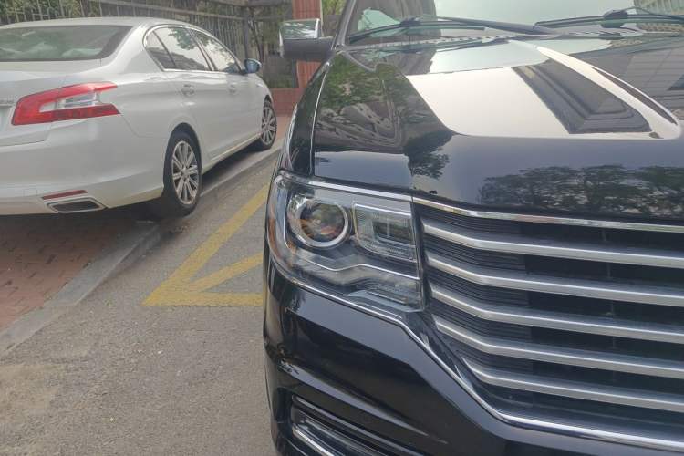 Used Lincoln Navigator 2016 3.5T AWD Right Front Headlight