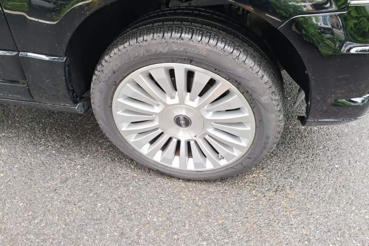 Used Lincoln Navigator 2016 3.5T Diplomat U.S. Specification Right Front Wheel Hub