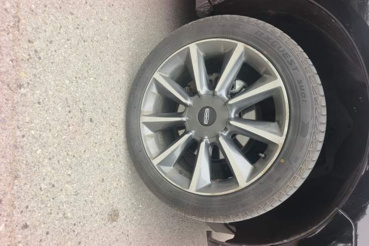 Used Lincoln Navigator  Right Front Wheel Hub