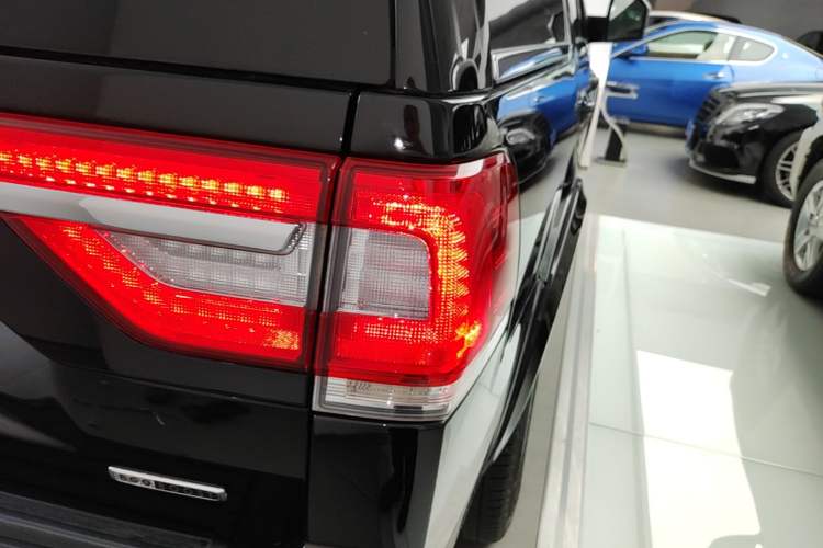 Used Lincoln Navigator 2016 3.5T AWD Right Rear Taillight