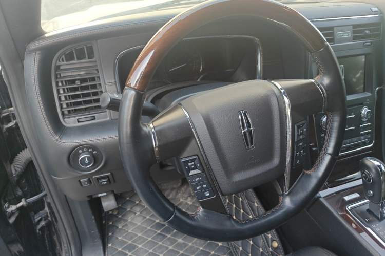Used Lincoln Navigator 2016 3.5T AWD Steering Wheel