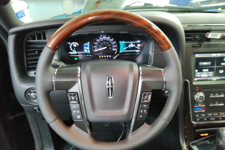Used Lincoln Navigator 2016 3.5T AWD Steering Wheel