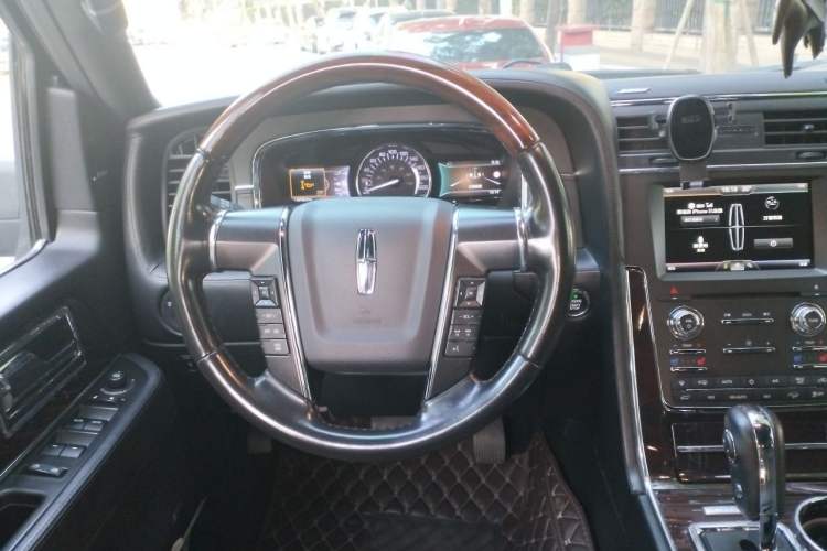 Used Lincoln Navigator 2016 3.5T AWD Steering Wheel