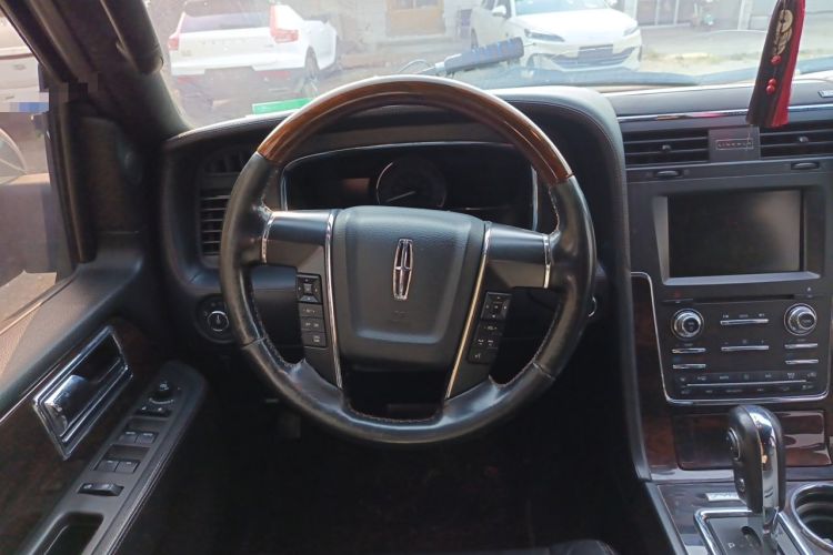 Used Lincoln Navigator 2016 3.5T AWD Steering Wheel